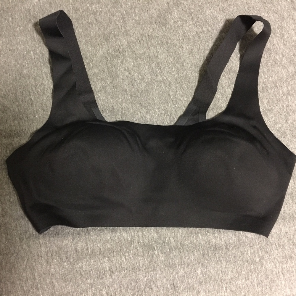 Victoria SPORT Scoop Front Black Sports Bra